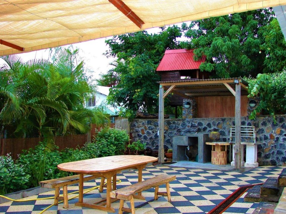 Cour arrière avec barbecue