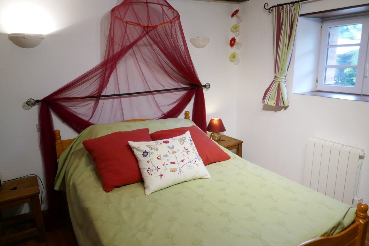 Chambre fermée par un rideau avec un lit en 140