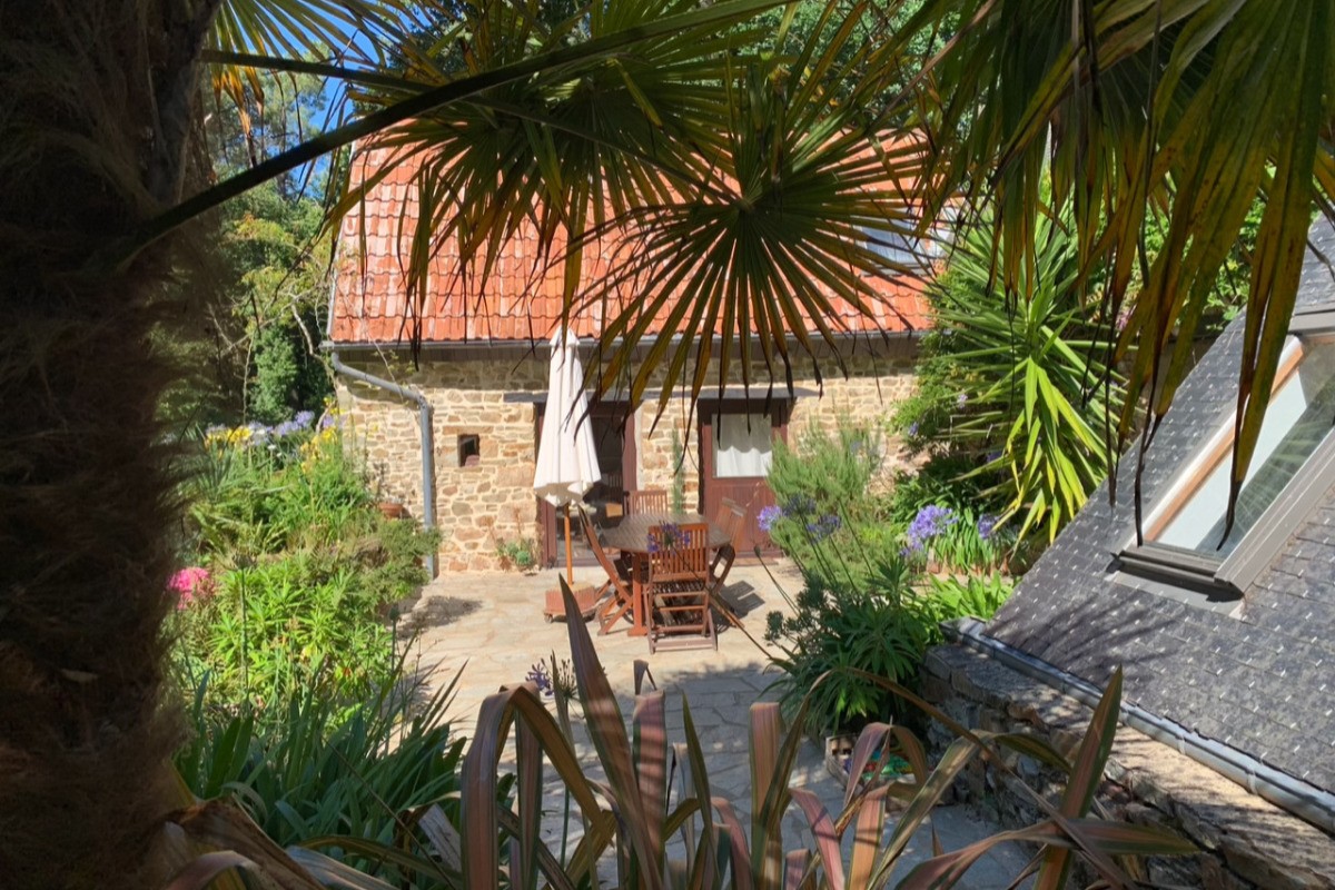 "Le coin perdu", côté terrasse… Plein Sud, ça cogne !