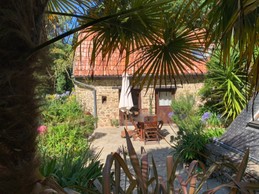 "Le coin perdu", côté terrasse… Plein Sud, ça cogne !