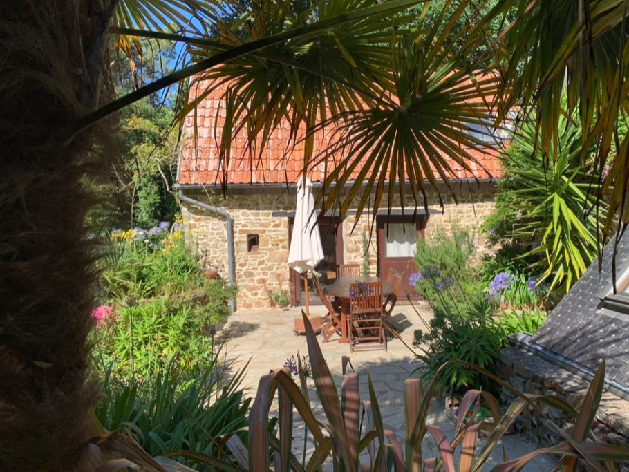 "Le coin perdu", côté terrasse… Plein Sud, ça cogne !