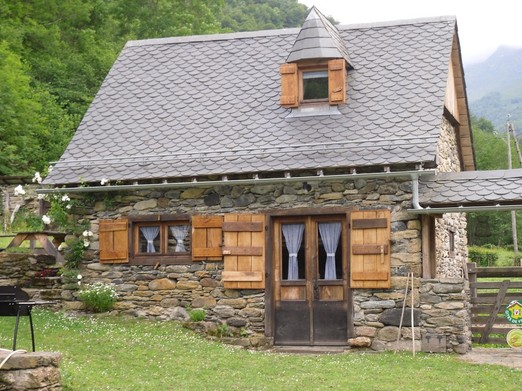 Façade du gîte Le Mérens