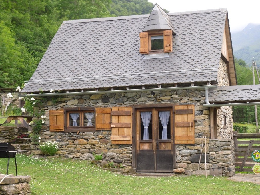 Façade du gîte Le Mérens