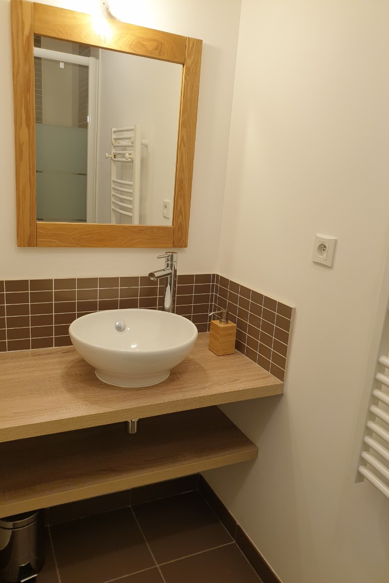 Salle d'eau privative avec douche et vasque de la chambre du RDC