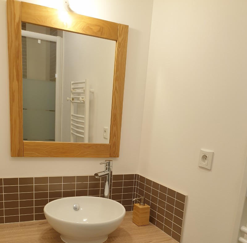 Salle d'eau privative avec douche et vasque de la chambre du RDC