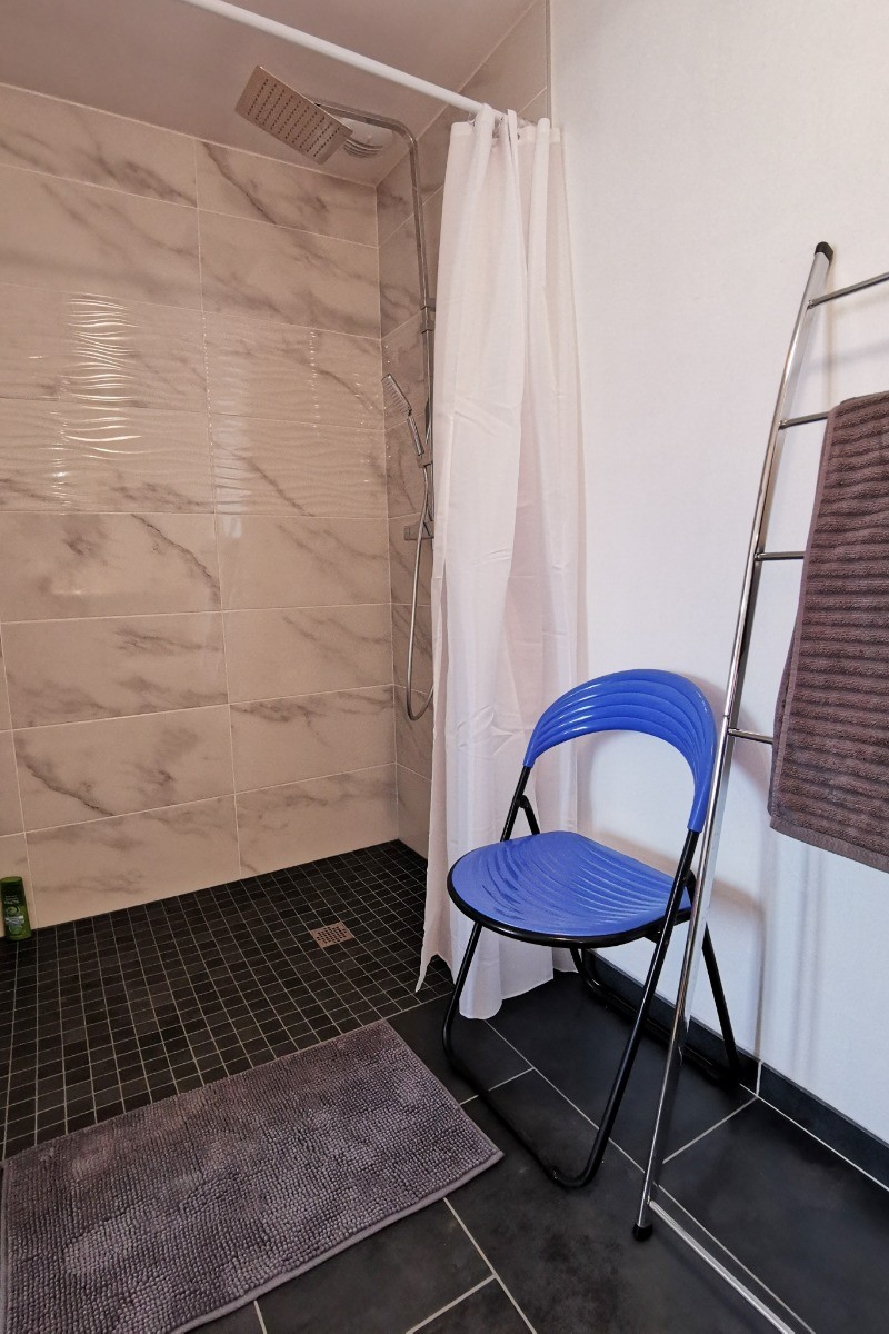 RDC: salle d'eau avec grande douche à l'italienne