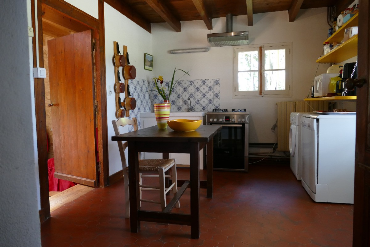 La cuisine située entre le salon et la salle à manger
