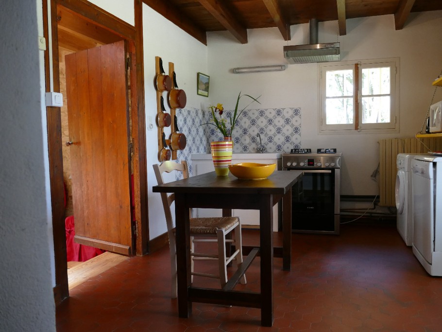 La cuisine située entre le salon et la salle à manger