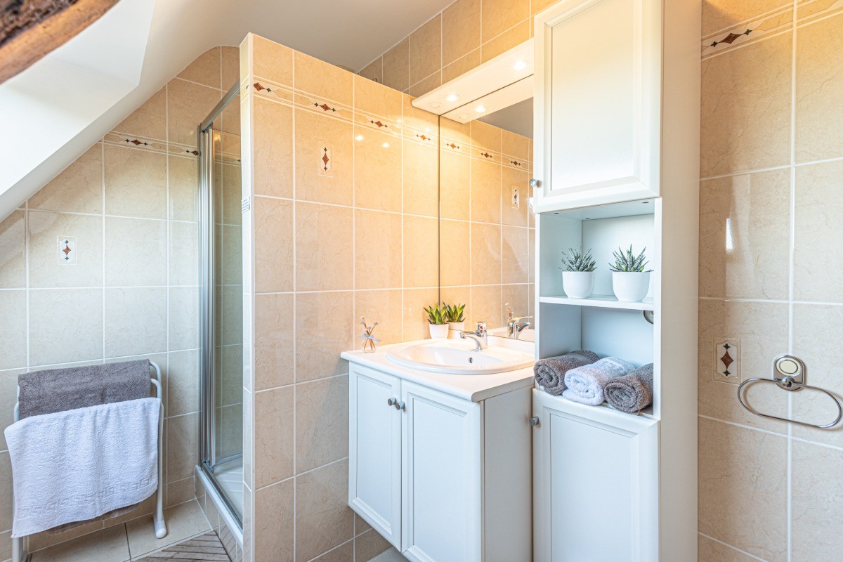 TY AR MEN: Salle d'eau avec grande douche, pouvant recevoir une baignoire bébé fournie.