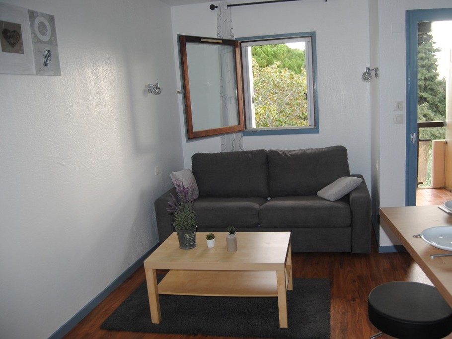 coin salon avec canapé lit