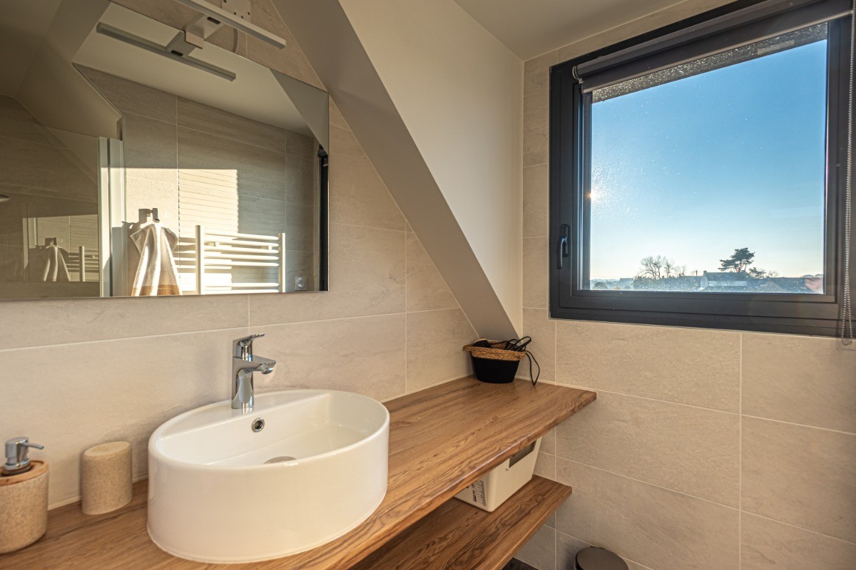 SHOWER ROOM IN MASTER SUITE