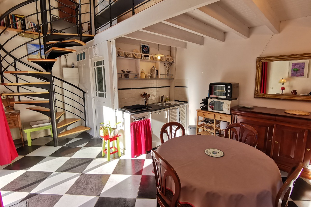 Escalier pour monter à la chambre en mezzanine, salle d'eau-wc au rdc et coin cuisine