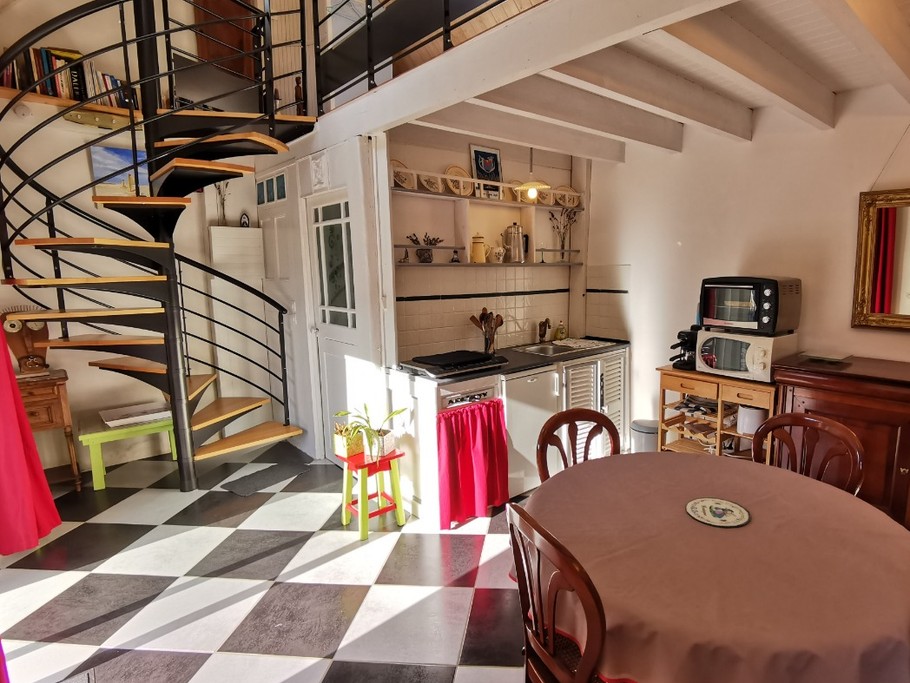 Escalier pour monter à la chambre en mezzanine, salle d'eau-wc au rdc et coin cuisine