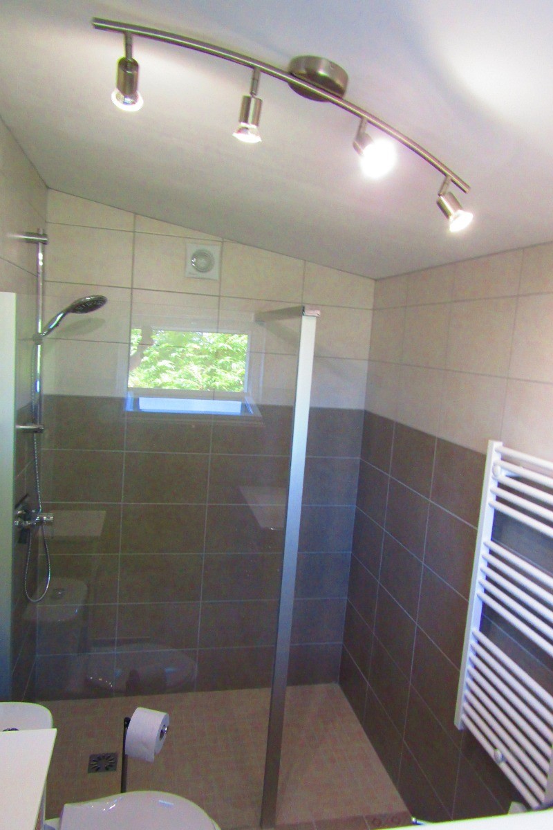 salle d'eau avec douche à l'italienne