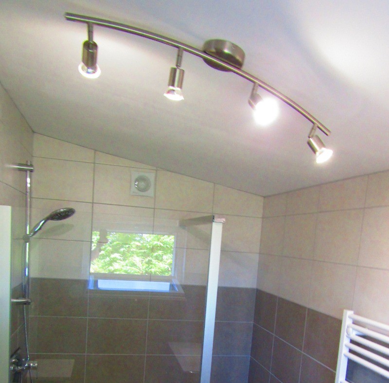 salle d'eau avec douche à l'italienne