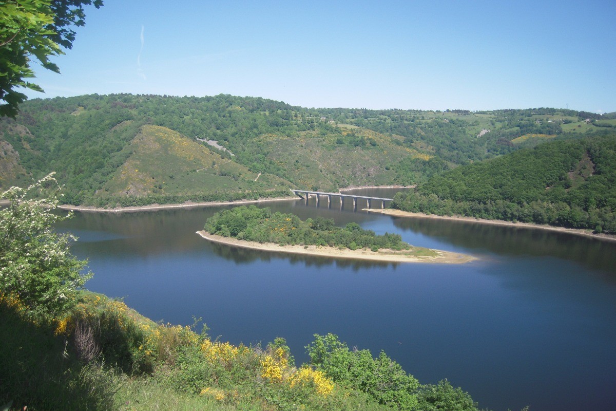 vue de la retenue du barrage de Grandval entre Faverolles et Fridefont