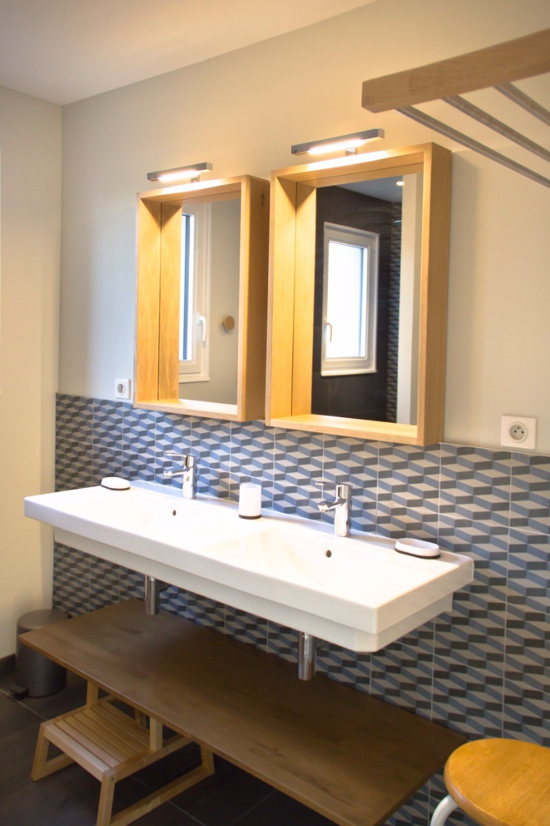 Salle d'eau moderne avec douche à l'italienne