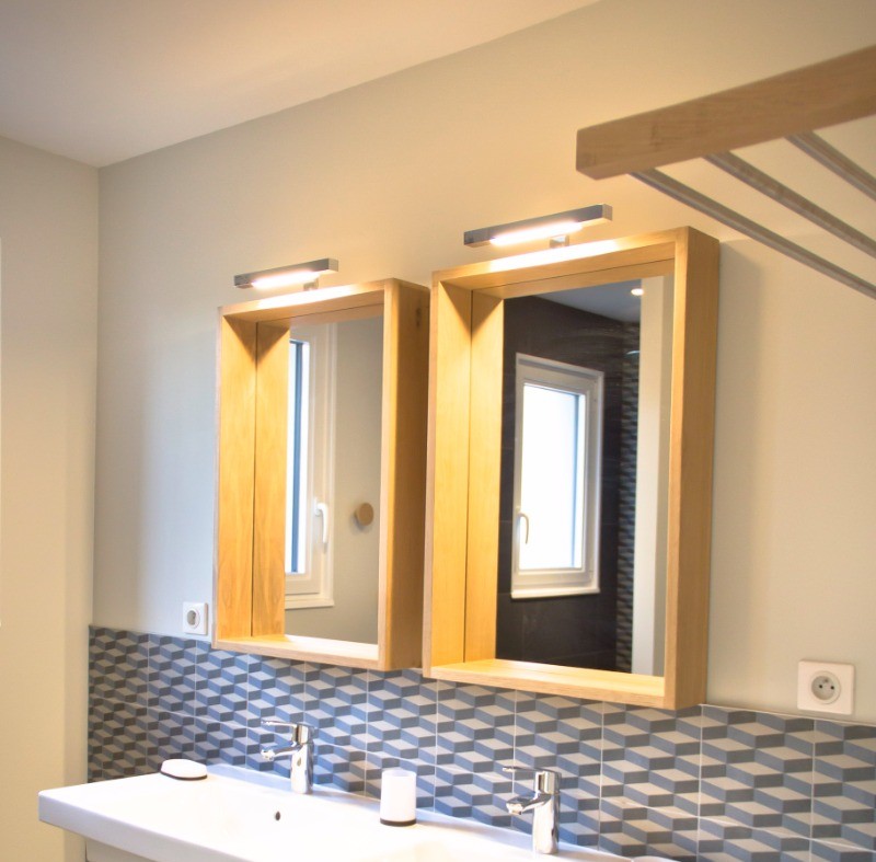 Salle d'eau moderne avec douche à l'italienne