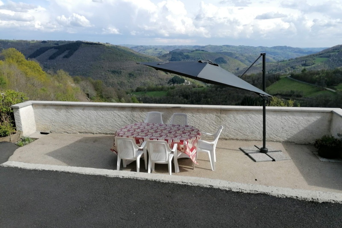 Terrasse avec barbecue et mobilier de jardin, maison avec extérieur Lapeyrugue