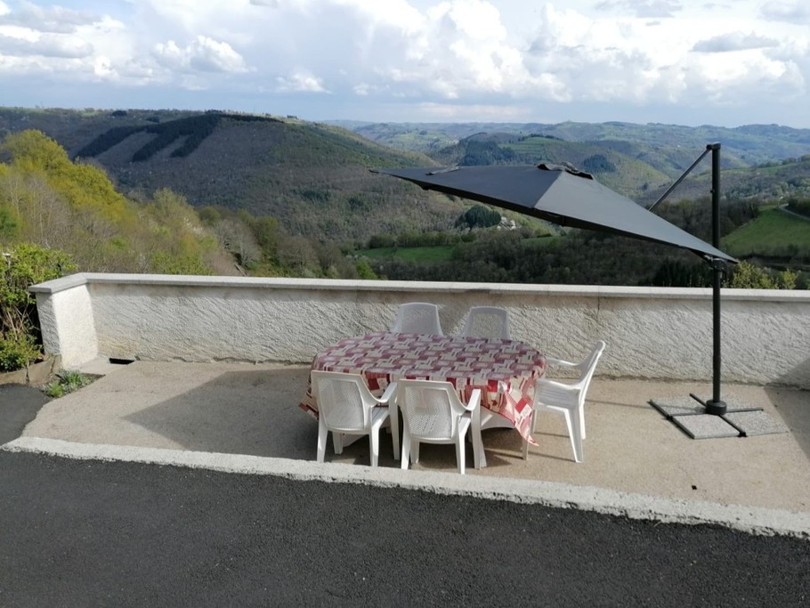 Terrasse avec barbecue et mobilier de jardin, maison avec extérieur Lapeyrugue