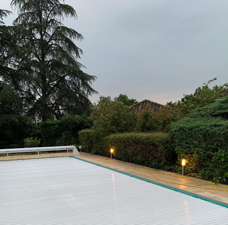 Piscine sécurisée avec un volet électrique