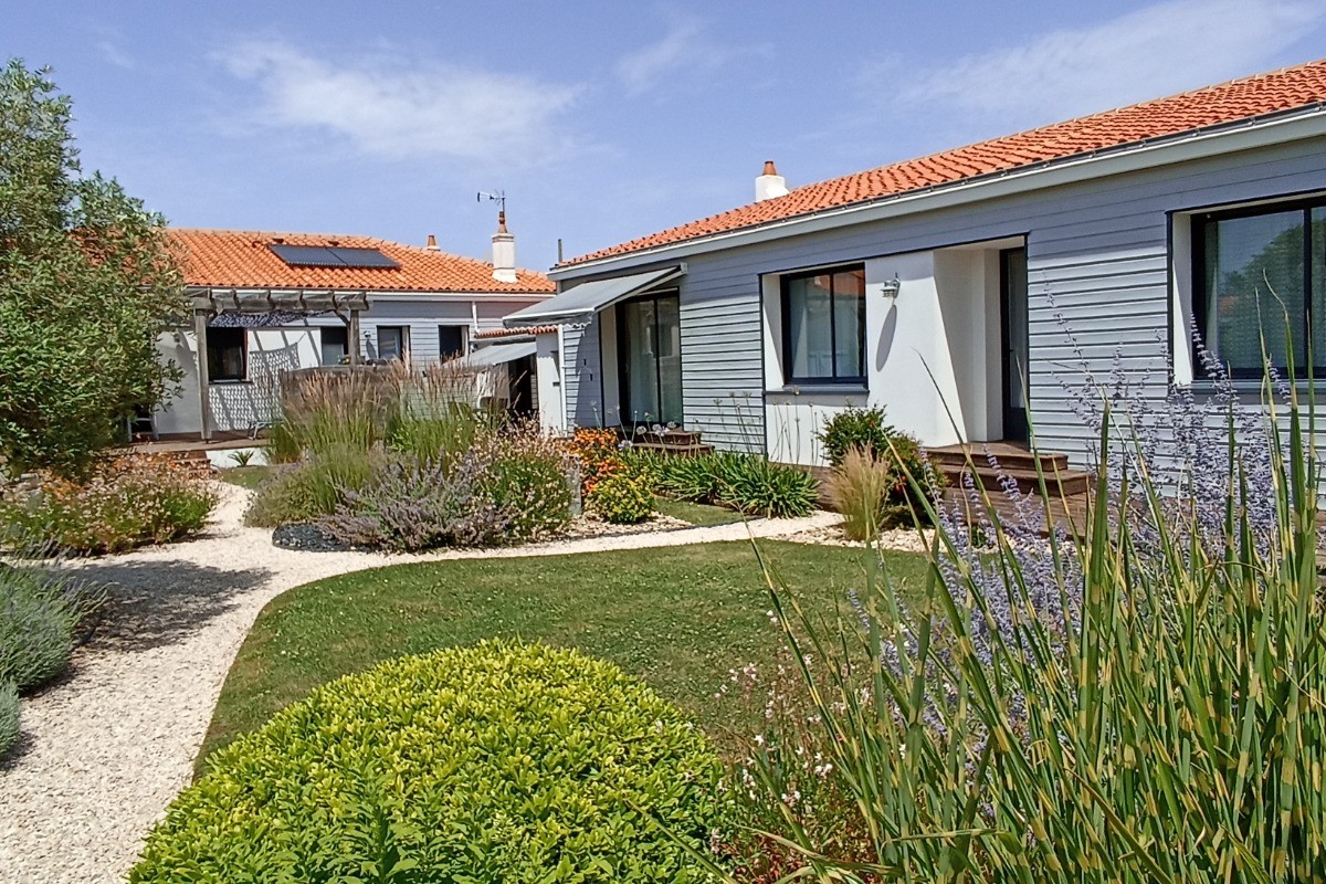 Espace extérieur, accès aux chambres.