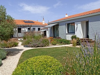Espace extérieur, accès aux chambres.