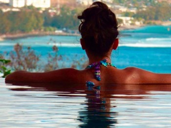 face à la mer depuis la piscine