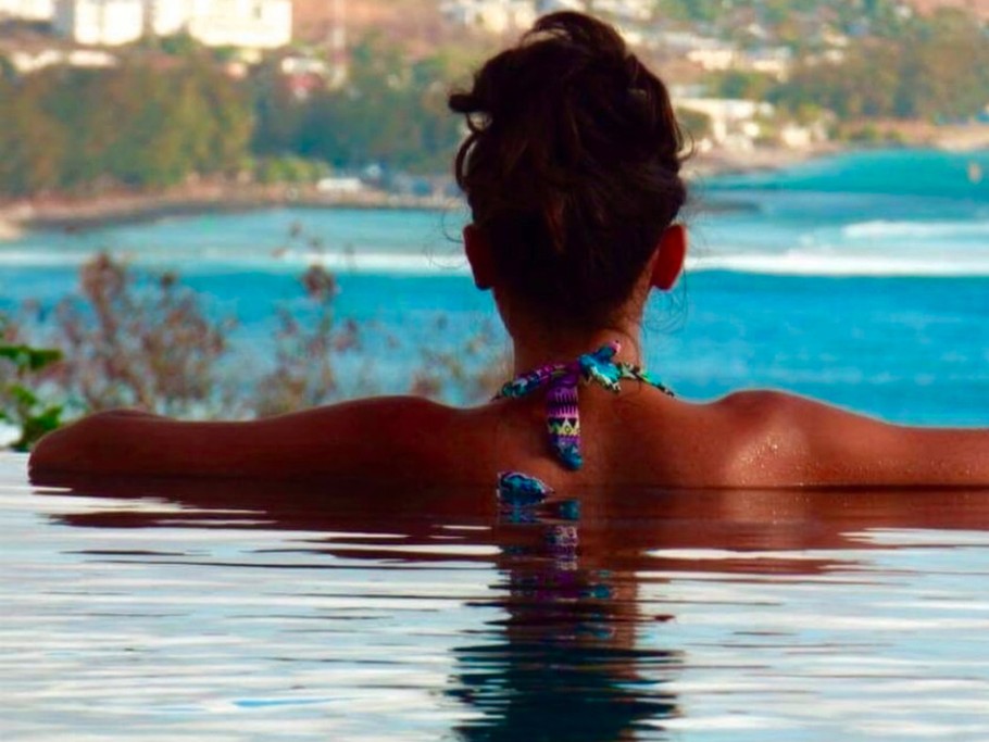 face à la mer depuis la piscine