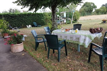 Petit déjeuner en extérieur à la Vidalie