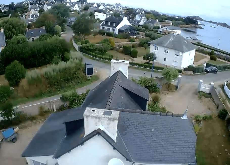 Mer vue par un drone au dessus de la maison