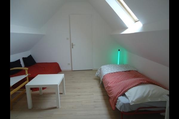 Gîte Chez Gabrielle Maison avec grande terrasse au coeur d'Auzances en Creuse limite Auvergne et Chaîne des Puys (UNESCO) Chambre au 1er étage avec 1 lit et un coin lecture