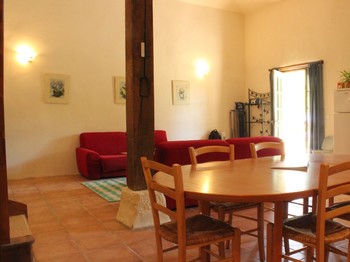 Agréable séjour avec poutres apparentes et belle hauteur sous plafond