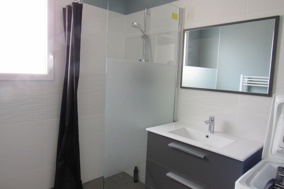 Salle d'eau avec douche à l'italienne