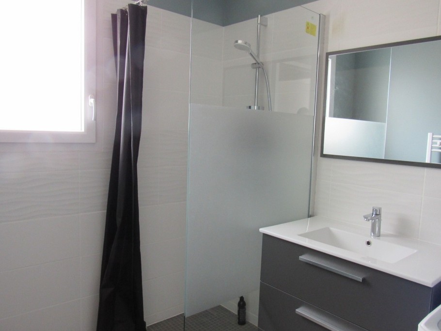Salle d'eau avec douche à l'italienne