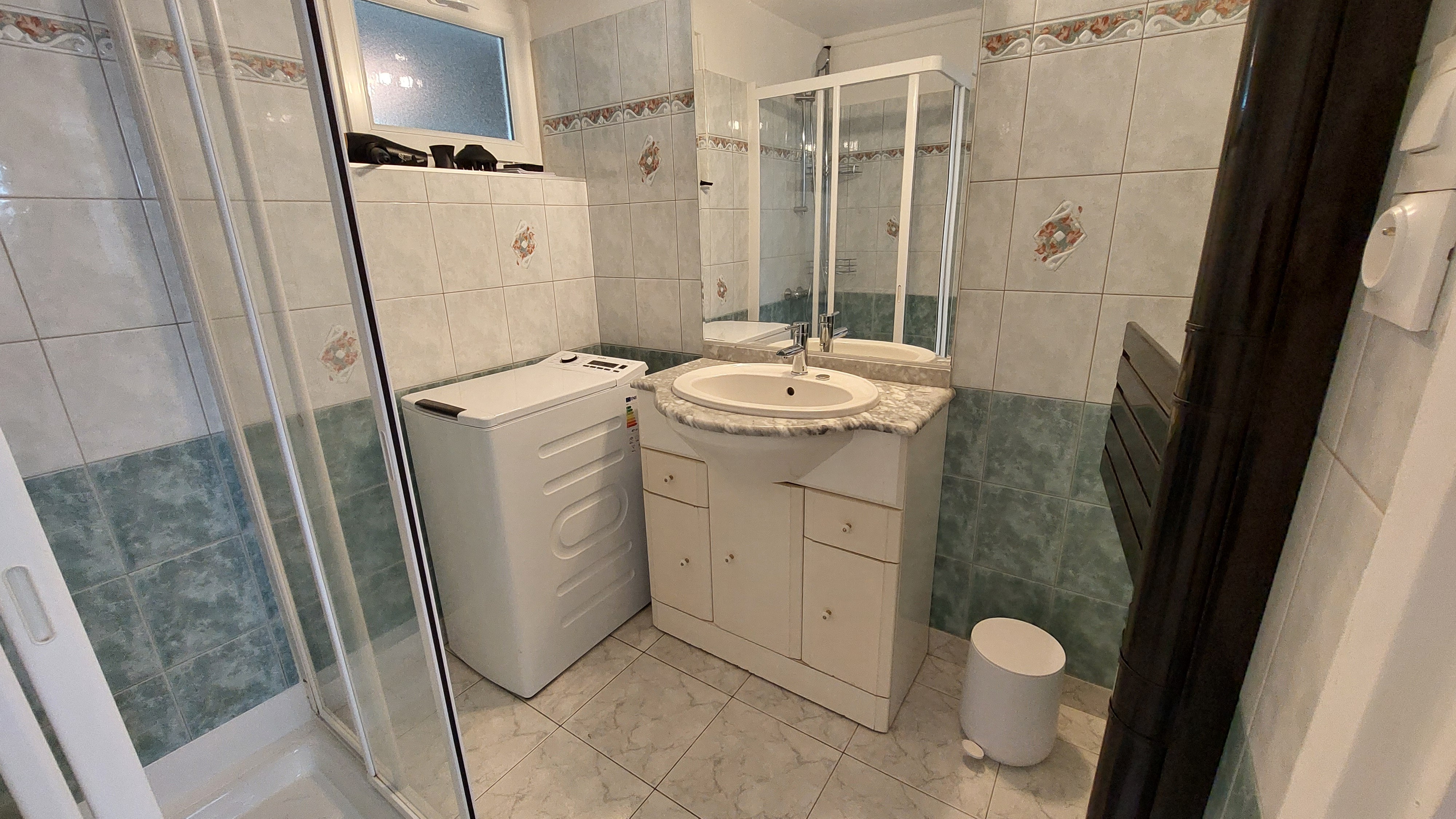 Salle d’eau avec douche et lave-linge du gîte Jonquille