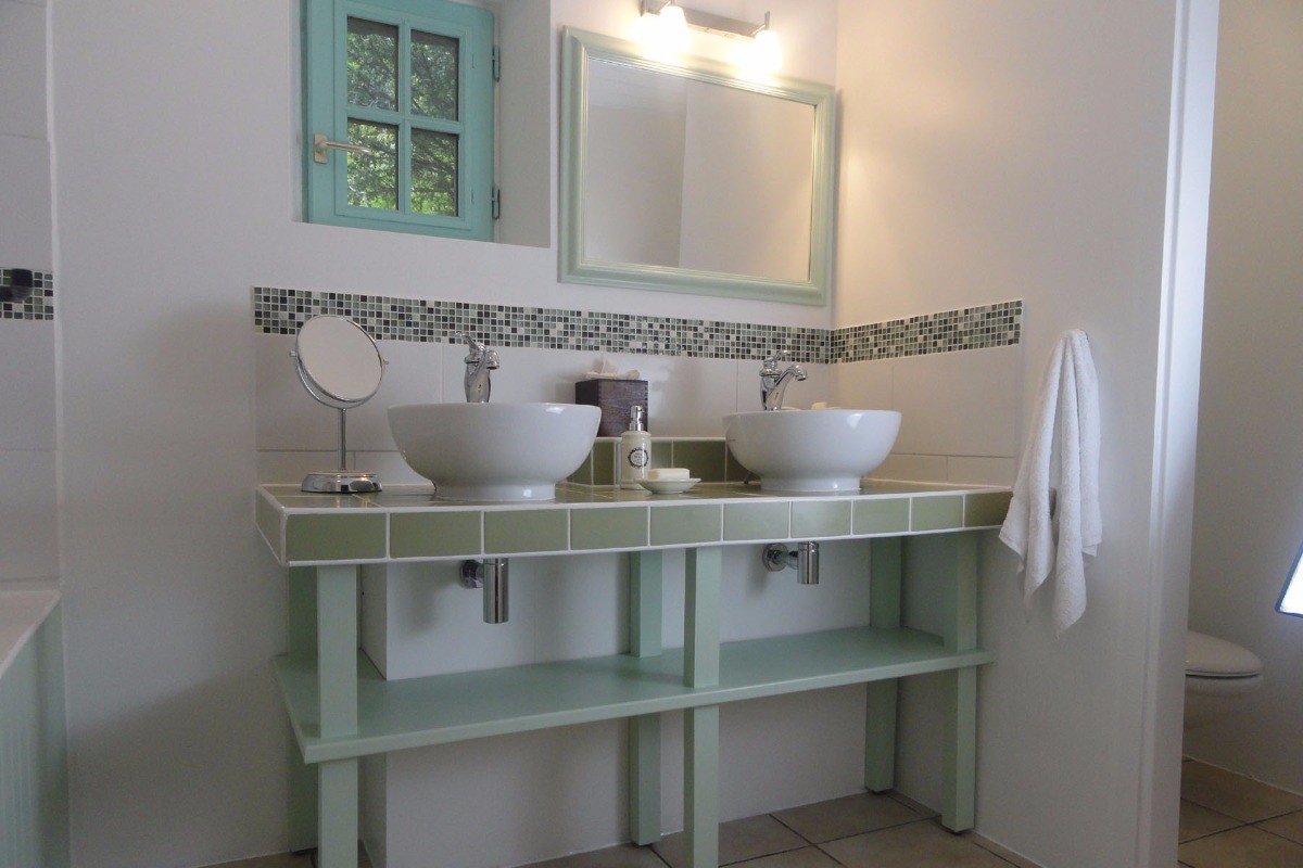 salle de bain avec baignoire et douche communicante à la chambre et WC