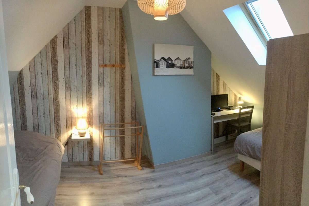 Chambre à l'étage avec petite TV. 2 lits simples 90x190. Jeux enfants et Kit bébé.