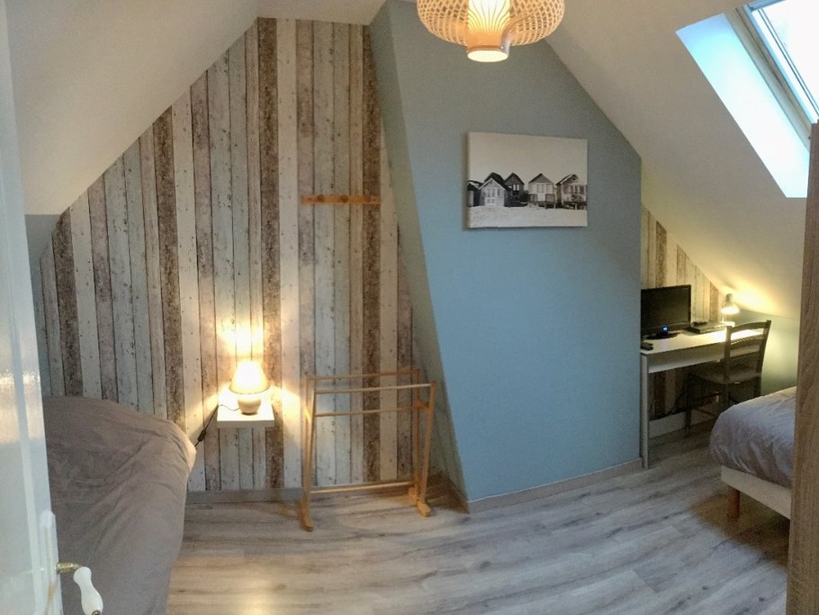 Chambre à l'étage avec petite TV. 2 lits simples 90x190. Jeux enfants et Kit bébé.