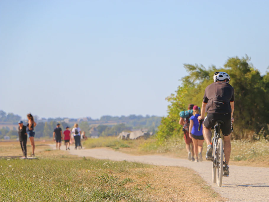 La Vélomaritime reliant en itinéraire vélo sécurisé Cancale au Mont-Saint-Michel