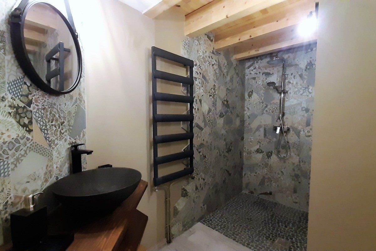 Appartement Millepertuis au 1er étage de la maison, appartement entièrement meublé, sanitaires privatifs, mezzanine avec 4 couchages.