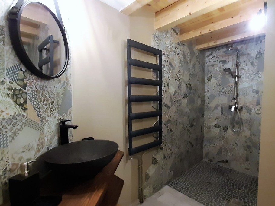 Appartement Millepertuis au 1er étage de la maison, appartement entièrement meublé, sanitaires privatifs, mezzanine avec 4 couchages.