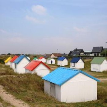 Les cabanes de plage de Gouville sur mer.