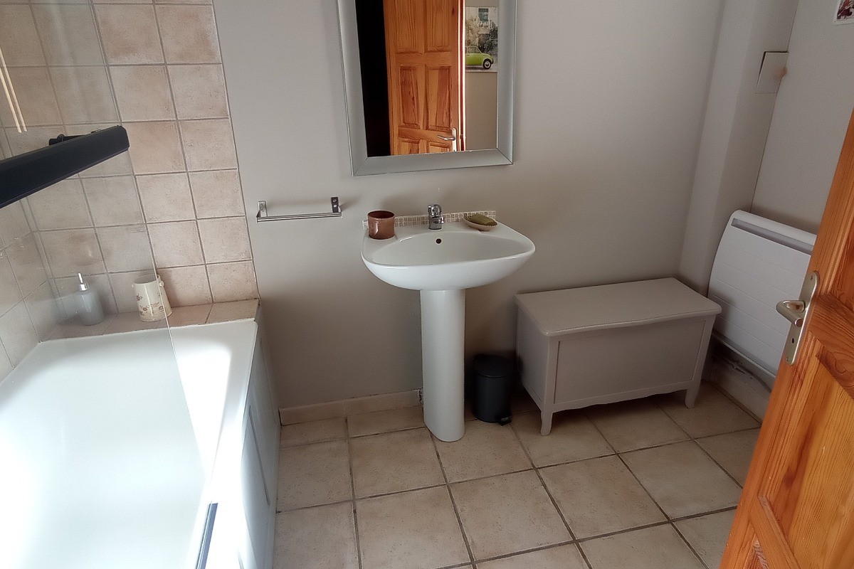 Salle de bain RDC avec baignoire et WC