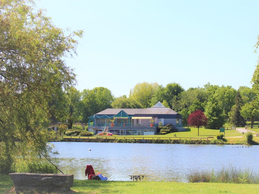 En toutes saisons - Les chemins de randonnée au départ du village vacances.
– Les terrains de tennis (intérieur ou extérieur)
– Les tables de ping-pong
– La pêche dans nos étangs (carte fédérale obligatoire pour tous) et plus encore...