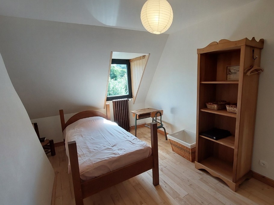 bedroom 4 with 2 single beds