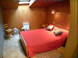 Bedroom with shower room: Le Logis des Granges near Surgères in Charente maritime