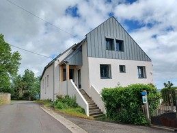Maison vue de la rue. L'appartement est acccessible depuis l'extérieur