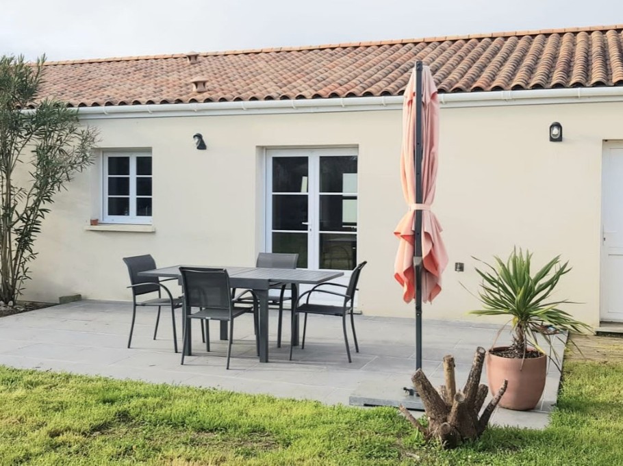 Terrasse sur jardin clos, la maison de vacances LA LAURENTAISE pour 4 personnes près de Fouras et Châtelaillon-plage en Charente maritime