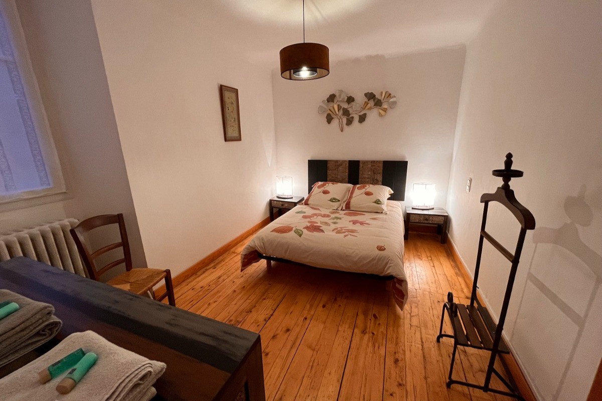 Chambre double lit 140x190 cm